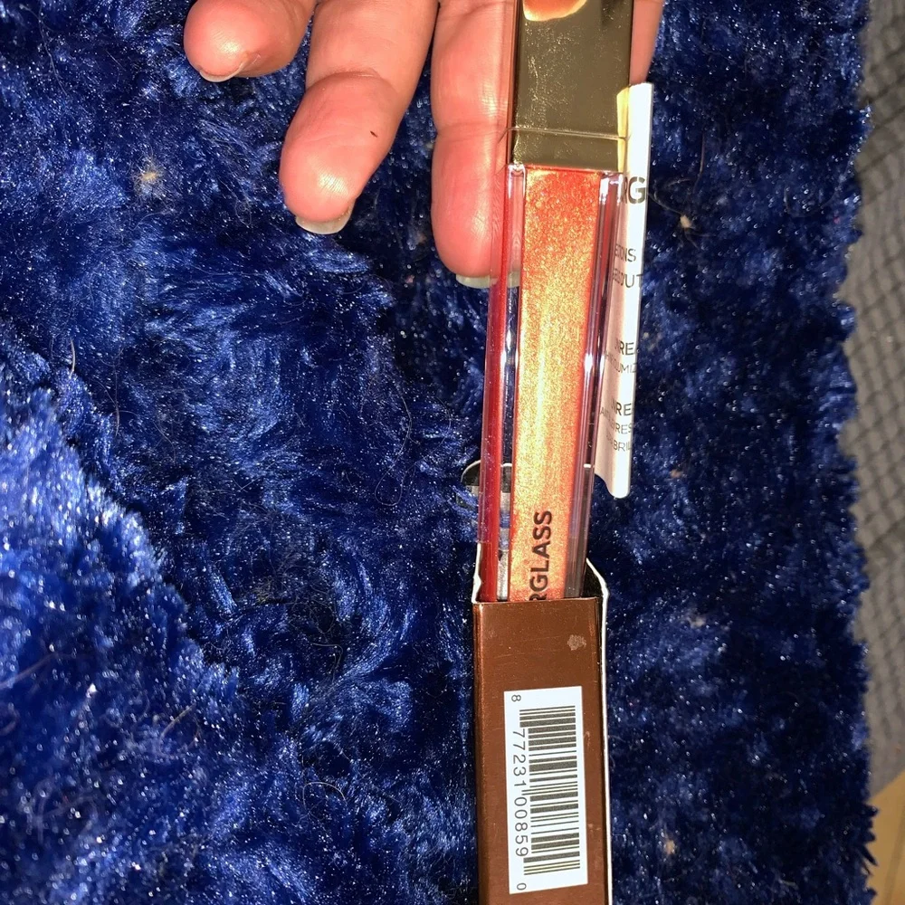 Hourglass luxurious lip